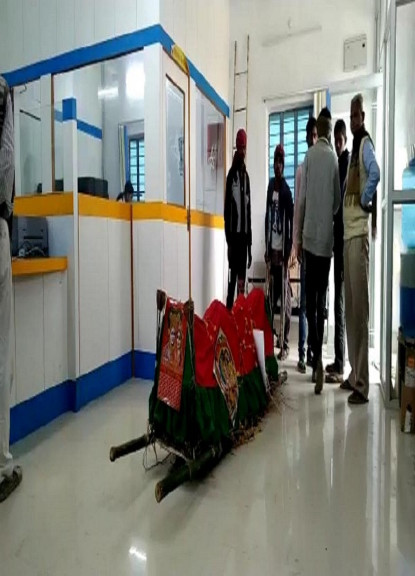 खातामा भएको पैसा निकाल्न जब लाश बाेकेर गाउँले बैंकमा पुगे...
